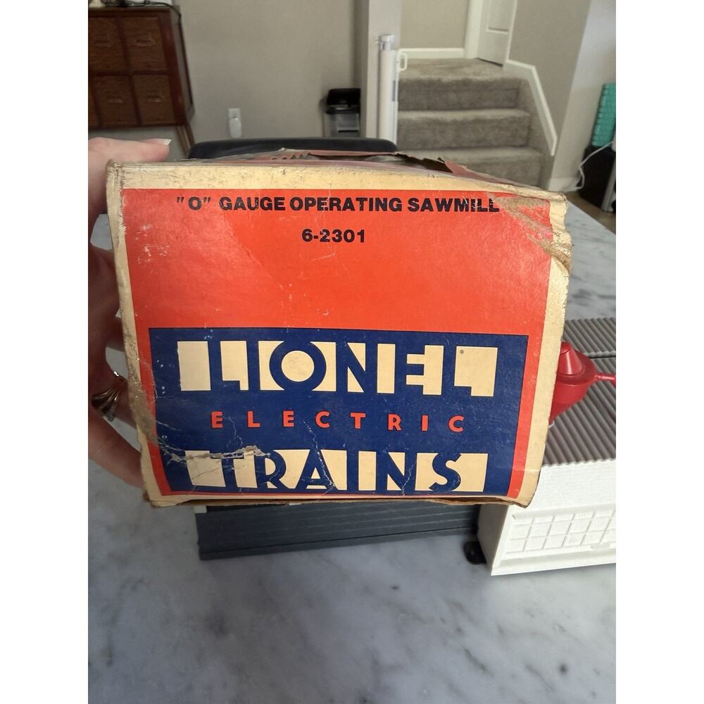 Lionel 6-2301 Operating Sawmill O-Gauge Accessory w/ Original Box, Logs & Boards - Picture 8 of 9